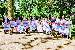 Vertreter aller Fraktionen des Stadtverordnetenkollegiums mit Plakaten zum Grundgesetz. (Foto: Strandmann)
