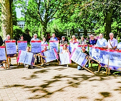 Vertreter aller Fraktionen des Stadtverordnetenkollegiums mit Plakaten zum Grundgesetz. (Foto: Strandmann)