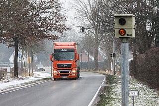 Der Kreis Pinneberg verändert zum Jahresende die Verteilung der festen Blitzer: Die Anlage in Heidgraben wird zwar nicht sofort abgebaut, ist im neuen Jahr aber nicht mehr scharf geschaltet. (Foto: HAZ)