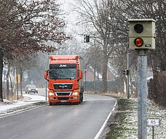Der Kreis Pinneberg verändert zum Jahresende die Verteilung der festen Blitzer: Die Anlage in Heidgraben wird zwar nicht sofort abgebaut, ist im neuen Jahr aber nicht mehr scharf geschaltet. (Foto: HAZ)