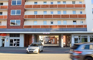 Die Durchfahrt unter dem Gebäude in der Gerberstraße 30 hindurch in die Neue Straße hinein ist wieder offen. (Foto: Frank)