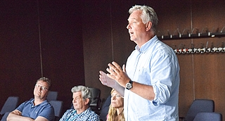 Unternehmer Marc Ramelow (rechts) übte im Ausschuss für Stadtumbau deutliche Kritik an der Stadtverwaltung. Frank Büntjen vom Modehaus Hanssen (hinten von links), Jürgen Hahn von Martina‘s Bastelparadies und Stadtmarketing-Chefin Manuela Kase hörten aufmerksam zu. (Foto: Frank)