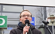 Björn Hildebrand aus der Fridays-For-Future-Gruppe Elmshorn berichtet, dass die Demo-Organisatoren eine Beschwerde gegen die Entscheidung des Verwaltungsgerichts einlegen wollen. (Archiv: Frank)