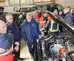 Ausbilder erklären an echten Fahrzeugen, worauf bei Einsätzen geachtet werden muss. (Foto: Kreisfeuerwehrverband Pinneberg)