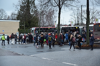 Am Elmshorner ZOB werden künftig auch Busse vom Hamburger Flughafen ankommen. (Archiv: Frank)