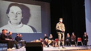 An Cato Bontjes van Beek, die für ihre Widerstandstätigkeit von den Nationalsozialisten hingerichtet wurde, erinnerten die Schülerinnen und Schüler der Erich Kästner Gemeinschaftsschule. (Foto: Torben Hinz, Stadt Elmshorn)