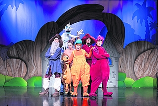 Drachen, Zwerge und Zauberer stehen in dem Musical „Der kleine Drache Kokosnuss“ auf der Bühne. Das Theater Lichtermeer führt das Stück zweimal im Stadttheater Elmshorn auf. (Foto: Benjamin Hauschildt)
