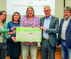 Freude bei den den Beteiligten: Vorerst gibt es dank der großen Einmalspende wieder Geld für Verhütungsmittel. (Foto: Glatki/Kreis Steinburg)