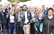 Gute Stimmung in der Wassermühlenstraße: Vertreter der Interessengemeinschaft Handel und Gewerbe Uetersen, aus der Politik und von der Unteroffizierschule der Luftwaffe in Appen erhoben zur Eröffnung des Weinfestes ihre Gläser. (Foto: Frank)
