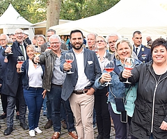 Gute Stimmung in der Wassermühlenstraße: Vertreter der Interessengemeinschaft Handel und Gewerbe Uetersen, aus der Politik und von der Unteroffizierschule der Luftwaffe in Appen erhoben zur Eröffnung des Weinfestes ihre Gläser. (Foto: Frank)
