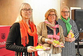 Ein kleines Präsent als Dankeschön für ihren Einsatz erhielten die Mitglieder des interfraktionellen Organisationsteams Ilona Menck-Tapper (v. l.), Silke Jahnke und Karla Fock. (Foto: Torben Hinz, Stadt Elmshorn)