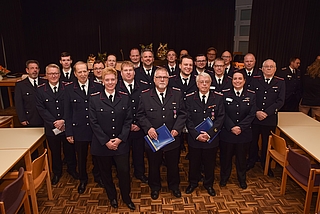Viele Mitglieder der Freiwilligen Feuerwehr Tornesch wurden in diesem Jahr geehrt, befördert oder gewählt. (Foto: Frank)