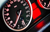 Den Tachometer verlieren viele Autofahrer aus dem Blick. Dabei steigt mit höherer Geschwindigkeit das Unfallrisiko. (Foto: pixabay/qimono)