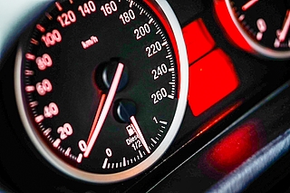 Den Tachometer verlieren viele Autofahrer aus dem Blick. Dabei steigt mit höherer Geschwindigkeit das Unfallrisiko. (Foto: pixabay/qimono)