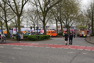 Zahlreiche Krankenwagen und Einsatzfahrzeuge der Feuerwehr standen auf dem Holstenplatz. (Foto: Frank) 