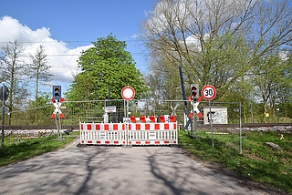 Der Bahnübergang Neuendeicher Weg war am Sonntag gesperrt. (Foto: Frank)