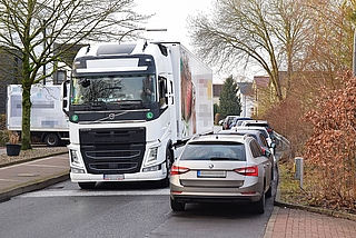 In der Uetersener Straße ist nicht viel Platz zum Rangieren. Sie wird etwa 200 Meter südlich der Stelle gesperrt, an der dieses Foto entstand. (Archiv: Frank)