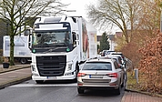 In der Uetersener Straße ist nicht viel Platz zum Rangieren. Sie wird etwa 200 Meter südlich der Stelle gesperrt, an der dieses Foto entstand. (Archiv: Frank)