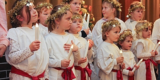 Der Kinderchor von St. Peter wird in weißen Gewändern mit der Lichtbringerin Santa Lucia durch das Kirchenschiff zum Altar ziehen. (Archiv: Sabine Kolz)