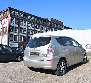 Dieses abgemeldete Auto befindet sich äußerlich in gutem Zustand.