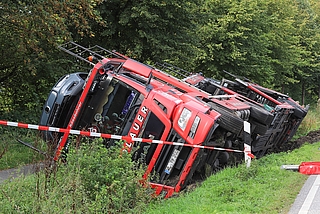 In der Wittenberger Straße ist ein Autotransporter in den Graben gerutscht. (Foto: Florian Sprenger)