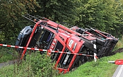 In der Wittenberger Straße ist ein Autotransporter in den Graben gerutscht. (Foto: Florian Sprenger)