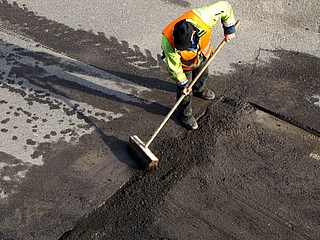 Bauarbeiten behindern den Verkehr. (Symbolfoto: Rainer Sturm  / pixelio.de, www.pixelio.de)