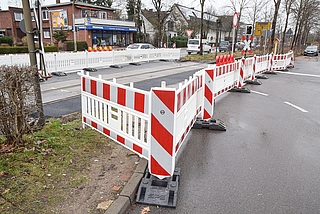 Der Bahnübergang zwischen der Uetersener Straße und der Jürgen-Siemsen-Straße ist gesperrt. (Foto: Frank)
