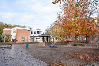 Die Johannes-Schwennesen-Schule in Tornesch platzt aus allen Nähten. Ein Neubau soll voraussichtlich 2028 eröffnet werden. (Foto: Frank)