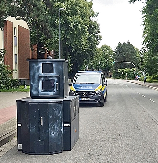 Der Blitzeranhänger des Kreises Pinneberg wurde in der Ansgarstraße in Elmshorn besprüht. (Foto: Polizeidirektion Bad Segeberg)