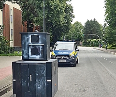 Der Blitzeranhänger des Kreises Pinneberg wurde in der Ansgarstraße in Elmshorn besprüht. (Foto: Polizeidirektion Bad Segeberg)