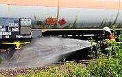 Die Elmshorner Wehr beim Löschen und Kühlen der heiß gelaufenen Bremse. Das Schild am Zug zeigt: Der Waggon könnte gefährliche Ladung enthalten. Foto: Strandmann