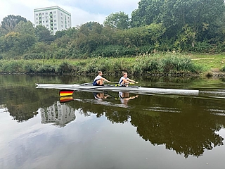 Erfolgreiches Team: Jolina Westphal (rechts) und Merle Gläser. (Foto: Elmshorner Ruder-Club)