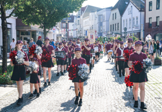 Läutete mit Glanz und Gloria das Barmstedter Kinderfest ein: der Spielmannszug (Foto: Meyer-Lutz) 
