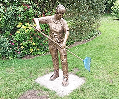 Der Bauhof ersetzte den beschädigten Bronze-Rechen provisorisch mit einer Plastikharke auf einem Holzstiel. (Foto: Stadt Uetersen)