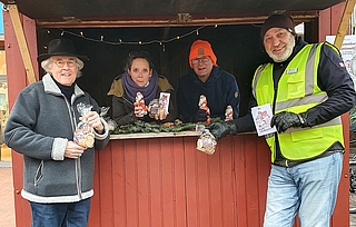 An der roten Bude verteilen Ehrenamtliche Süßigkeiten an Senioren. (Foto: Stadt Uetersen)