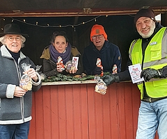 An der roten Bude verteilen Ehrenamtliche Süßigkeiten an Senioren. (Foto: Stadt Uetersen)