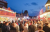 Dichtes Gedränge zwischen den Buden. Am Sonnabend zogen die Besucher in Massen über die Meile. (Foto: Strandmann)