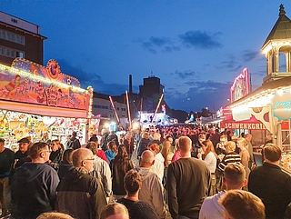 Dichtes Gedränge zwischen den Buden. Am Sonnabend zogen die Besucher in Massen über die Meile. (Foto: Strandmann)