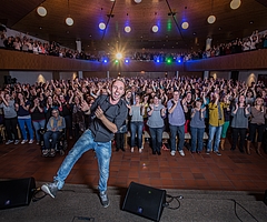 Die Aufnahme zeigt es: Bei Chorleiter Niels Schröder geht es ausgelassen und mit jeder Menge Spaß zur Sache. (Foto: Schröder)