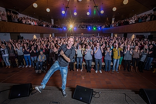 Die Aufnahme zeigt es: Bei Chorleiter Niels Schröder geht es ausgelassen und mit jeder Menge Spaß zur Sache. (Foto: Schröder)