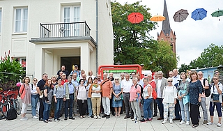 Die Unterstützer der Städtepartnerschaft stellten sich vor dem Kultur- und Festspielhaus in Wittenberge für ein Gruppenfoto auf. (Foto Martin Ferch, Stadt Wittenberge)