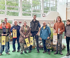 Prämierte Züchter: Manfred Sieberth (von links), Hauke Hinz, Torsten Waage, Anna-Lena Bohnenkamp, Jan Schlüter, ein Vertreter von Jonas Kieselbach sowie Luis und Paul Burchert. (Foto: Geflügelzuchtverein Barmstedt und Umgebung)