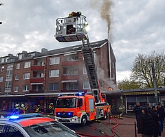 Flammen lodern am Schornstein des Restaurants an der Königstraße. (Foto: Frank)