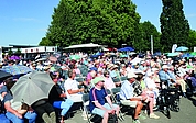 Wer auf dem Platz vor der Bühne ausharrte, gehörte zu den ganz Harten: Dort entfaltete die Sonne ihre ganze Kraft. (Foto: Strandmann)