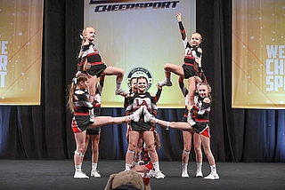 LA Rebels: Das Peeweeteam zeigt eine wunderschöne Pyramide (Foto: allstarnewmedia, Tom Lorenz)