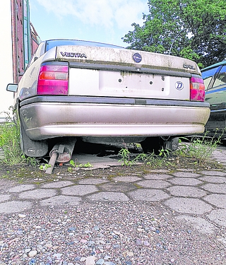 Von diesem Opel Vectra ist der Auspuff fast abgefallen. Das Schrottauto steht auf einem privaten Platz am Osterfeld in Elmshorn. (Foto: Frank)