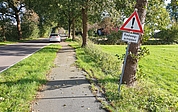Schilder im Verlauf der Schulstraße verweisen auf den schlechten Zustand des Radwegs. Montag sollen die Sanierungsarbeiten beginnen. Für den Kfz-Verkehr wird die Straße voll gesperrt. (Foto: Strandmann)