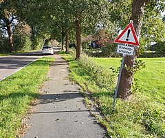 Schilder im Verlauf der Schulstraße verweisen auf den schlechten Zustand des Radwegs. Montag sollen die Sanierungsarbeiten beginnen. Für den Kfz-Verkehr wird die Straße voll gesperrt. (Foto: Strandmann)