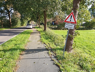 Schilder im Verlauf der Schulstraße verweisen auf den schlechten Zustand des Radwegs. Montag sollen die Sanierungsarbeiten beginnen. Für den Kfz-Verkehr wird die Straße voll gesperrt. (Foto: Strandmann)